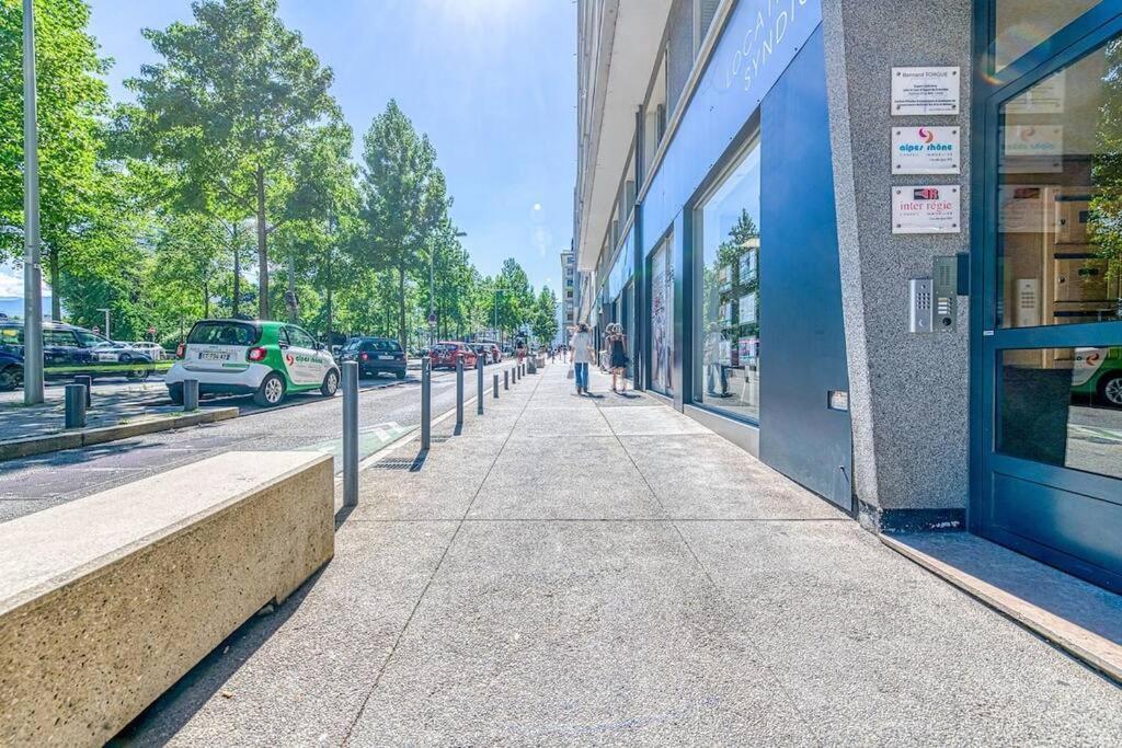 Apartment 44 Foch 3 *